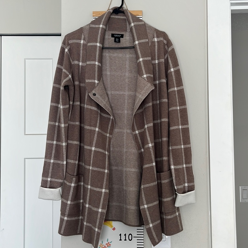 Jones & Co tan and white checkered cardigan with pockets